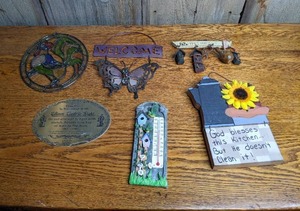 lot 436 image: Assorted Cute Wall Hangings