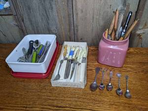 lot 438 image: Assorted Silverware