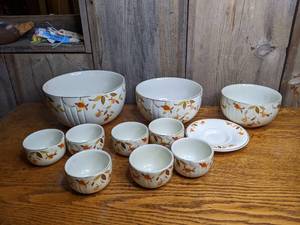 lot 441 image: Assorted Matching Retro Plates & Bowls
