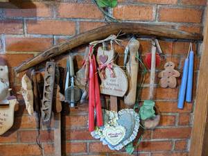 lot 445 image: Rustic Wood Hanger with Adornments