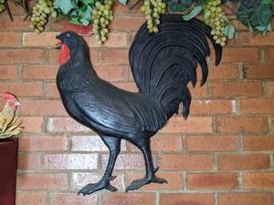 lot 448 image: Large Plastic Rooster Wall Hanging