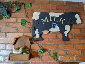 lot 449 image: (2) Wall Hangings Cow and Chicken