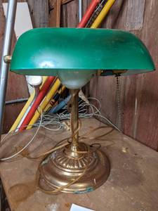 lot 741 image: Vintage Brass Bankers Lamp