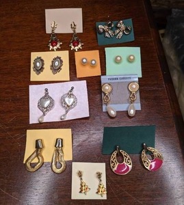 lot 199 image: (10) Pairs of Vintage Earrings