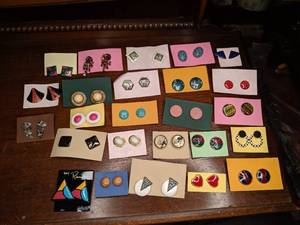 lot 803 image: (25) Pairs of Vintage 80s Earrings