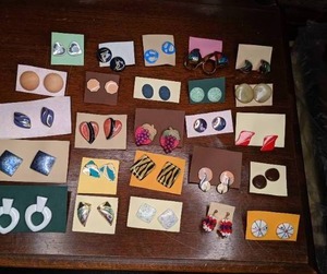 lot 804 image: 25 Pairs of Vintage 1980s Earrings