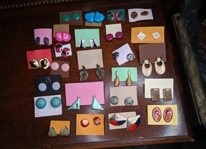 lot 805 image: (25) Pairs of Vintage 80s Earrings