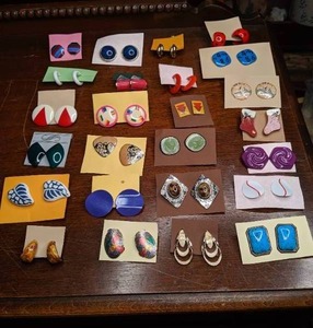 lot 806 image: (25) Pairs of Vintage 80s Earrings