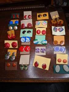 lot 807 image: (25) Pairs of Vintage 80s Earrings