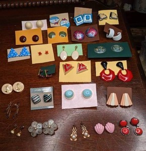 lot 808 image: (25) Pairs of Vintage 80s Earrings