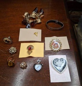 lot 809 image: Assorted Rings and Brooches