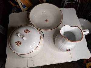 lot 162 image: Three Piece Royal Ironstone China Alfred Meakin Tea Leaf Set