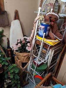 lot 190 image: Lot of Vintage Household Items