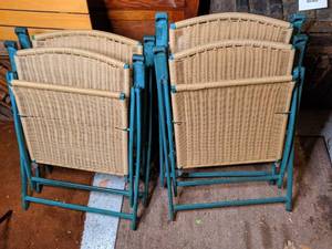 lot 143 image: (4) Matching Wicker Folding Chairs