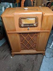 lot 157 image: Coronado Tube Radio Console