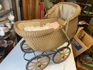 lot 861 image: Antique Wicker Buggy