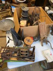 lot 869 image: Antiques Variety Kit