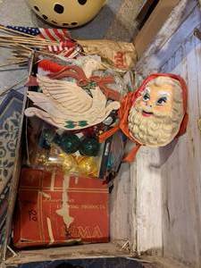 lot 834 image: Christmas Decor and Manger Scene