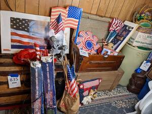 lot 836 image: Independence Day Decor Lot Plus Wood Trunk