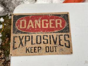 lot 909 image: Danger Sign