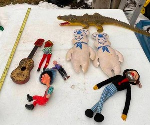lot 916 image: Assorted Vintage Toys