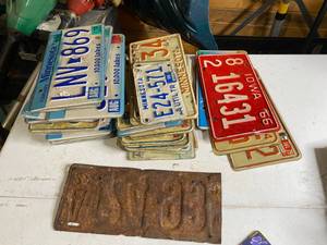lot 966 image: Large Lot of Vintage License Plates