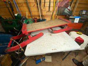 lot 980 image: Antique Cast Iron Sled