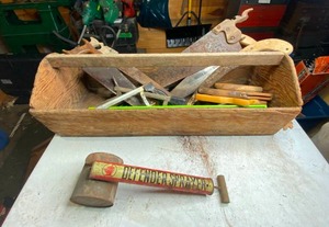 lot 984 image: Vintage Insect Sprayer & Hand Tools in Wood Toolbox