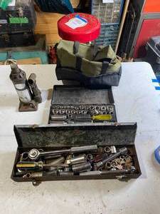 lot 987 image: Assorted Sockets and 8 Ton Floor Jack