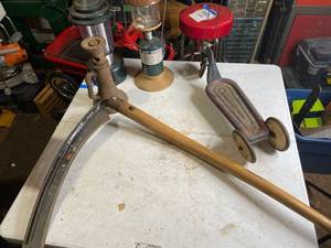 lot 998 image: Two Camping Lanterns, A Floor Jack, A Scythe