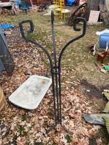 lot 368 image: Cast Iron Planter Basket Holder