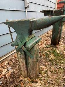 lot 378 image: Antique Anvil