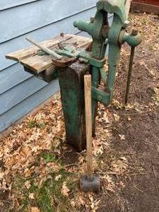 lot 379 image: Antique Vise Grip with Maul