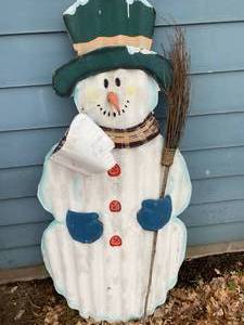 lot 384 image: Corrugated Snowman Lawn Decoration