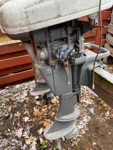 lot 390 image: Outboard Boat Motor