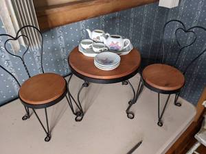 lot 315 image: Doll Size Ice Cream Parlor Table & Chairs w Tea Set