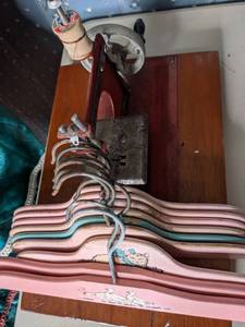 lot 322 image: Vintage Childs Sewing Machine & Hangers