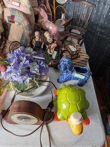 lot 325 image: Miscellaneous Toys and Decor Lot