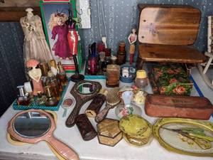 lot 328 image: Large Lot of VintageAntique Vanity Items