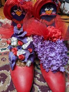 lot 340 image: Bird Decoration Made from Red Shoes