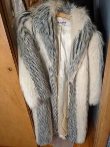 lot 346 image: Vintage Donnybrook Size 8 Womens Faux Fur coat