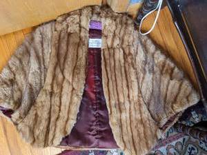 lot 352 image: Vintage Mortons Washington DC Fur Stole