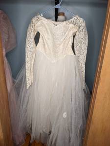 lot 358 image: Vintage Lace Wedding Dress & Other Womens Clothing