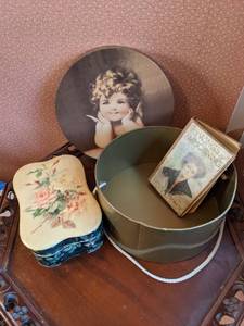 lot 681 image: Vintage Feminine Decor Items