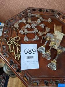 lot 689 image: Antique Glass Drawer Pulls, Door Knobs, Skeleton Keys