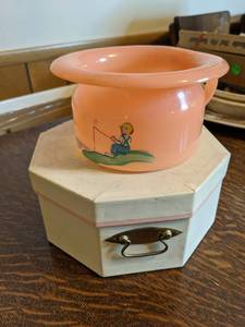 lot 462 image: Decorative Vintage Hand Painted Cup with Box