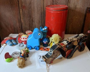 lot 726 image: Assorted Wood, Plastic and Plush Vintage Toys