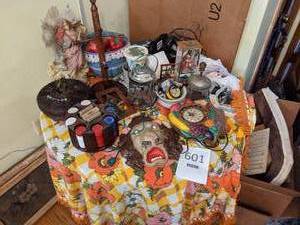 lot 601 image: Vintage Knick Knacks, Decor & Political Pins