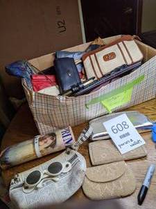 lot 608 image: Assorted Vintage Purses and Wallets
