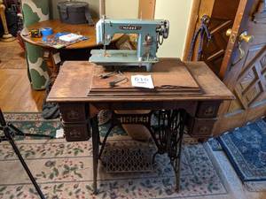 lot 616 image: Vintage Singer 600 Sewing Machine in Antique Cabinet